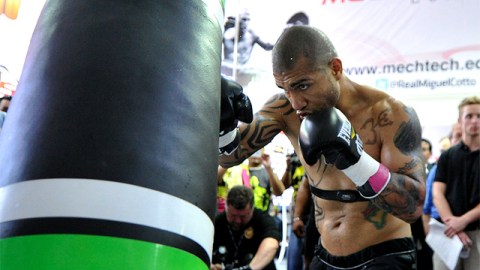Miguel Cotto golpea el costal durante su entrenamiento de ayer en  Orlando, Florida, de cara a su pelea con Mayweather.