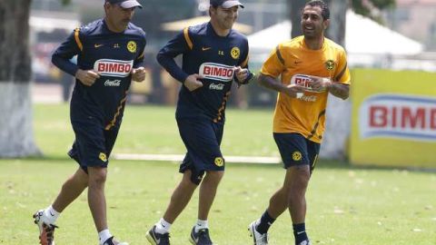 El mediocampista del América, 'Rolfi' Montenegro (der.) trota con miembros del cuerpo técnico en los campos de Coapa.