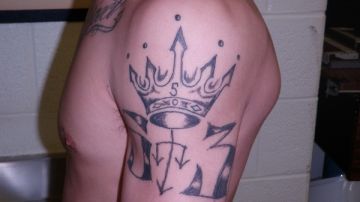 Foto de archivo donde un integrante de los Latin Kings muestra su tatuaje.