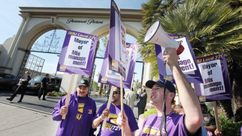 Integrantes de la local 721 del Sindicato Internacional de Trabajadores (SEIU) protestaron el mensaje de Antonio Villaraigosa.