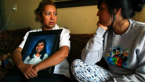 Cecilia Villanueva, madre de Joanna  con la foto en su regazo, dialoga con su hija mayor sobre el caso. La progenitora esperaba algún tipo de ayuda supervisada para la menor que peleó con Joanna.