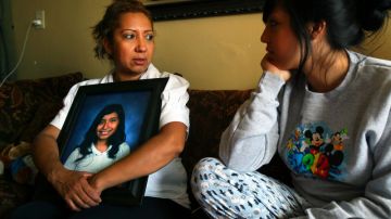 Cecilia Villanueva, madre de Joanna  con la foto en su regazo, dialoga con su hija mayor sobre el caso. La progenitora esperaba algún tipo de ayuda supervisada para la menor que peleó con Joanna.