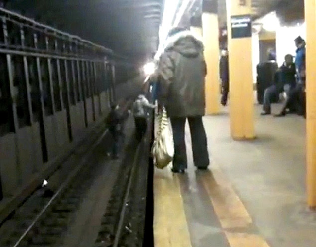 Una imagen tomada del video muestra a los adolescentes en los rieles a la espera de que se acerque el tren.