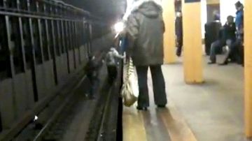 Una imagen tomada del video muestra a los adolescentes en los rieles a la espera de que se acerque el tren.