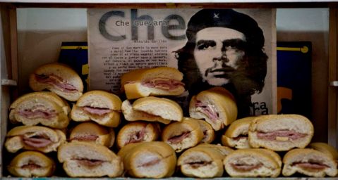 “El original sandwich mixto llegó a Tampa con los fabricantes de puros en la década de 1890. Influenciado por la diversidad de la comunidad inmigrante de Tampa ...”, explica un informe presentado hoy en el Ayuntamiento de esa ciudad.