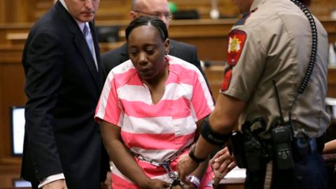Verna McClain al término de la audiencia.