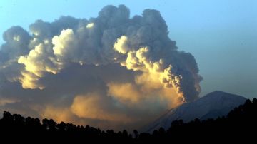 El volcán Popocatépetl presenta  una fumarola de vapor de agua, cenizas y fragmentos encendidos según  el CNP.