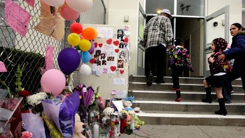 Estudiantes y padres miran el altar colocado en memoria de Joanna Ramos en la primaria de Long Beach.