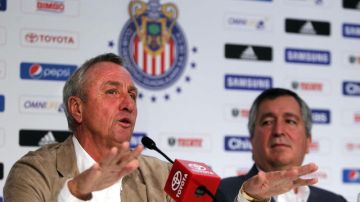 Jorge Vergara pone atención a las declaraciones de Johan Cruyff durante la presentación del holandés como asesor de Chivas.