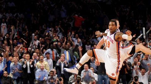 Los jugadores J.R. Smith (frente) y Steve Novak de New York Knicks celebran.