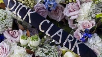 Una ofrenda de flores en memoria de Dick Clark.