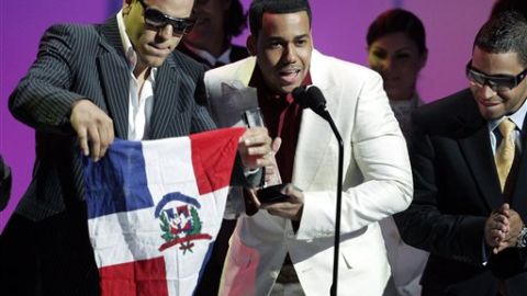 Integrantes del grupo Aventura al recibir un premio Billboard.