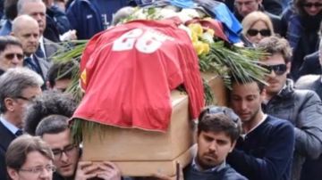Una multitud observa el momento en que el ferétro que contiene el cuerpo de Piermario Morosini abandona la iglesia de Bérgamo.