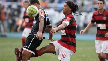 Ronaldinho  vale menos tras su fracaso en la Copa Libertadores con el Flamengo de Brasil y por sus  indisciplinas fuera de la cancha.