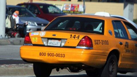 Foto de archivo que muestra un taxi.