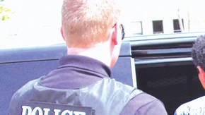 Según las nuevas directrices, agentes migratorios podrían dar "deportación acelerada" a quienes "no puedan probar que tienen más de 2 años en el país".