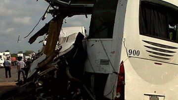 Uno de los vehículos involucrados en el accidente en donde 43 personas fallecieron y otras 17 resultaron heridas en una carretera mexicana.