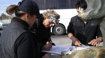 La periodista Lilia Ortiz llena la documentación forense en el cruce internacional en la frontera El Paso - Ciudad Juárez.