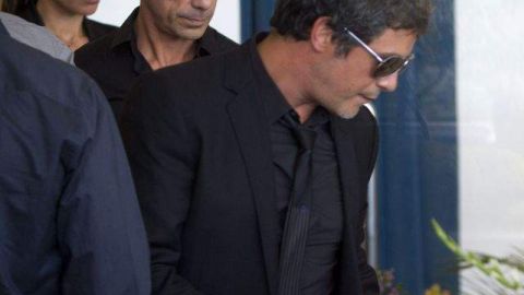 De estricto negro, el cantautor Alejandro Sanz enfrentó el peor día de su vida.
