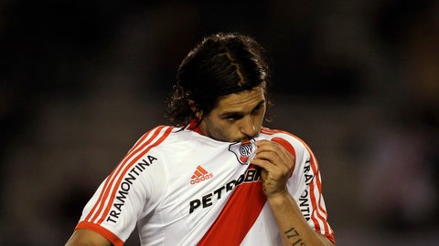 Alejandro Domínguez, de River Plate, intentará hacer de las suyas hoy  ante el Instituto de Córdoba.