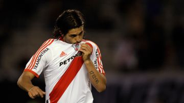 Alejandro Domínguez, de River Plate, intentará hacer de las suyas hoy  ante el Instituto de Córdoba.