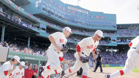 Los Medias Rojas lucieron ayer una  réplica del uniforme del primer juego en el  Fenway hace 100 años.