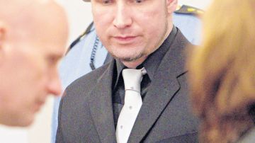 Behring Breivik y su abogado, Geir Lippestad, (i),  en el quinto día de audiencia sobre la matanza ocurrida en julio en la isla Utoya.