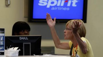 Agencia de boletos de Spirit Airlines, cuando una cliente protestaba porque su vuelo  a  Detroit fue cancelado debido a una huelga de pilotos de  esa aerolínea.