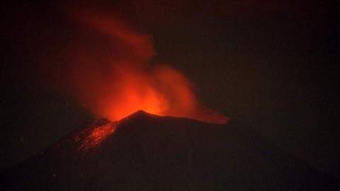 El Popocatépetl arrojó piedras incandescentes al dejar escapar la presión acumulada por una enorme capa de magma.