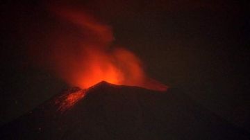 El Popocatépetl arrojó piedras incandescentes  al dejar escapar la presión acumulada por una enorme capa de magma.