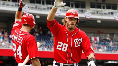 Jayson Werth, de Washington, celebra su jonrón con Rick Ankiel.