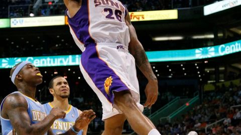 Shannon Brown, de Soles, clava el balón ante Nuggets.