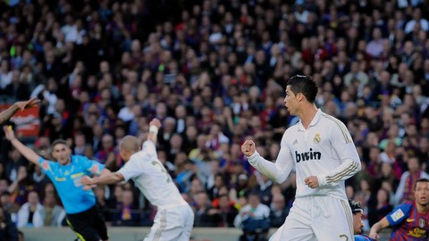 Cristiano Ronaldo, del Real Madrid (7), celebra el gol de Karim Benzema (izq).