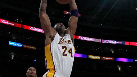 Kobe Bryant clava el balón ante la mirada de Russell Westbrook en el Staples.