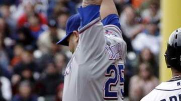 Mike Nápoli logra detener un tiro alto  y saca en primera a Miguel Cabrera.