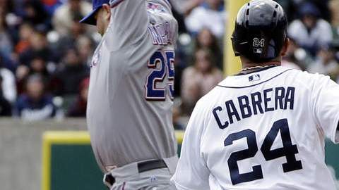 Mike Nápoli logra detener un tiro alto  y saca en primera a Miguel Cabrera.