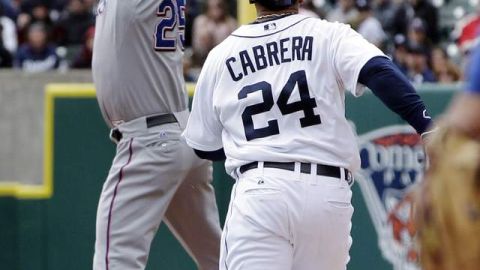 Mike Nápoli logra detener un tiro alto y saca en primera a Miguel Cabrera.