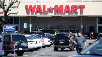Entrada de una de las tantas tiendas de la cadena Walmart, esta en Panorama City, California.
