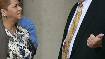 Estela Lebron, la mamá de José Padilla, habla con el abogado Andrew Patel.