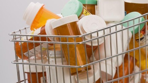Muchos ahorran con   tarjetas de descuento de las farmacias.