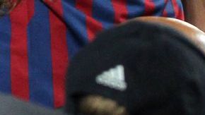 Piqué quedó tendido en el suelo al chocar con el portero del Barsa, Víctor Valdés, cuando ambos disputaban un balón con el delantero del club inglés, Didier Drogba.