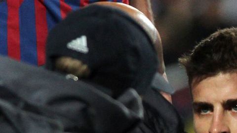 Piqué quedó tendido en el suelo al chocar con el portero del Barsa, Víctor Valdés, cuando ambos disputaban un balón con el delantero del club inglés, Didier Drogba.