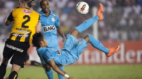 Encabezados por el ídolo juvenil Neymar (en el aire), el Santos de Brasil abre los octavos de final de la Libertadores visitando a Bolívar en la difícil altura de La Paz.