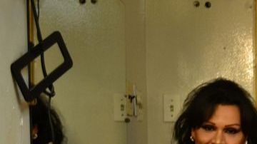 En el corazón del barrio mexicano La Villita funciona "La Cueva", uno de los bares de travestis más antiguos de Estados Unidos.