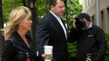 Clemens entra a la corte acompañado de su esposa Debra Lynn.