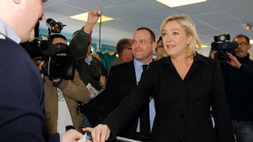 Marine Le Pen, candidata del Partido del Frente Nacional vota.