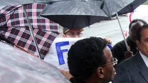 El concejal Richard Alarcón ayer frente al complejo de apartamentos donde vive Bocanegra, en Pacoima.