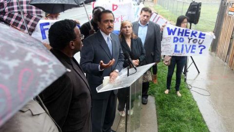 El concejal Richard Alarcón ayer frente al complejo de apartamentos donde vive Bocanegra, en Pacoima.