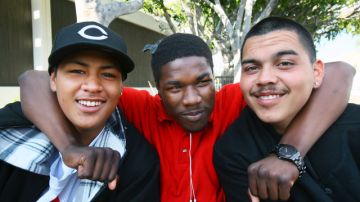 Varios jóvenes de Compton para quienes el color poco importa en su relación de amistad.