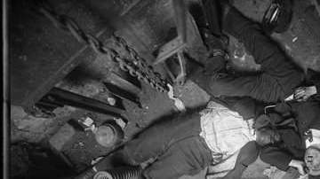 Los cuerpos del operador Robert Green y del ingeniero Jacob Jagendorf, en el cubo de un elevador en NYC.